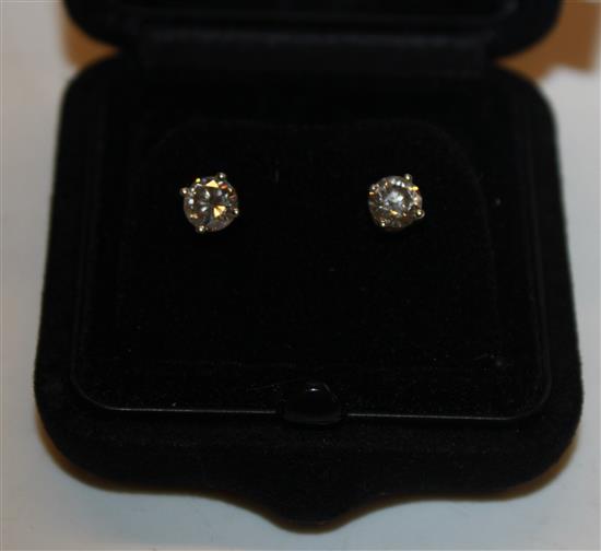 Pair diamond stud earrings - approx 1 carat